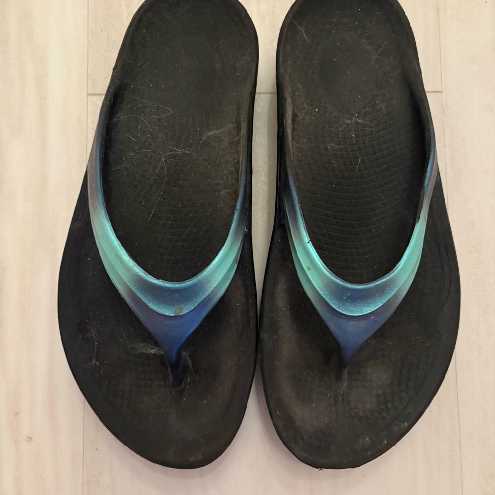 0h lala Black and Blue Flip Flops oofos sz 7  Atlantic - blue